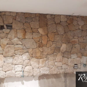 Pedras Decorativas: PEDRA MADEIRA BRUTA AMARELADA CORTE 15X15 ALMOFADADA